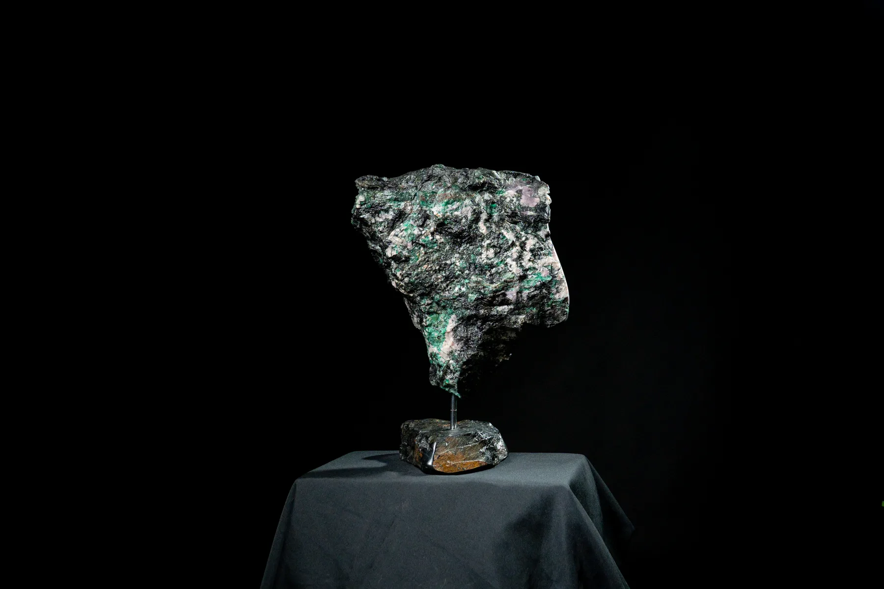 The raw face of the emerald-bearing rock