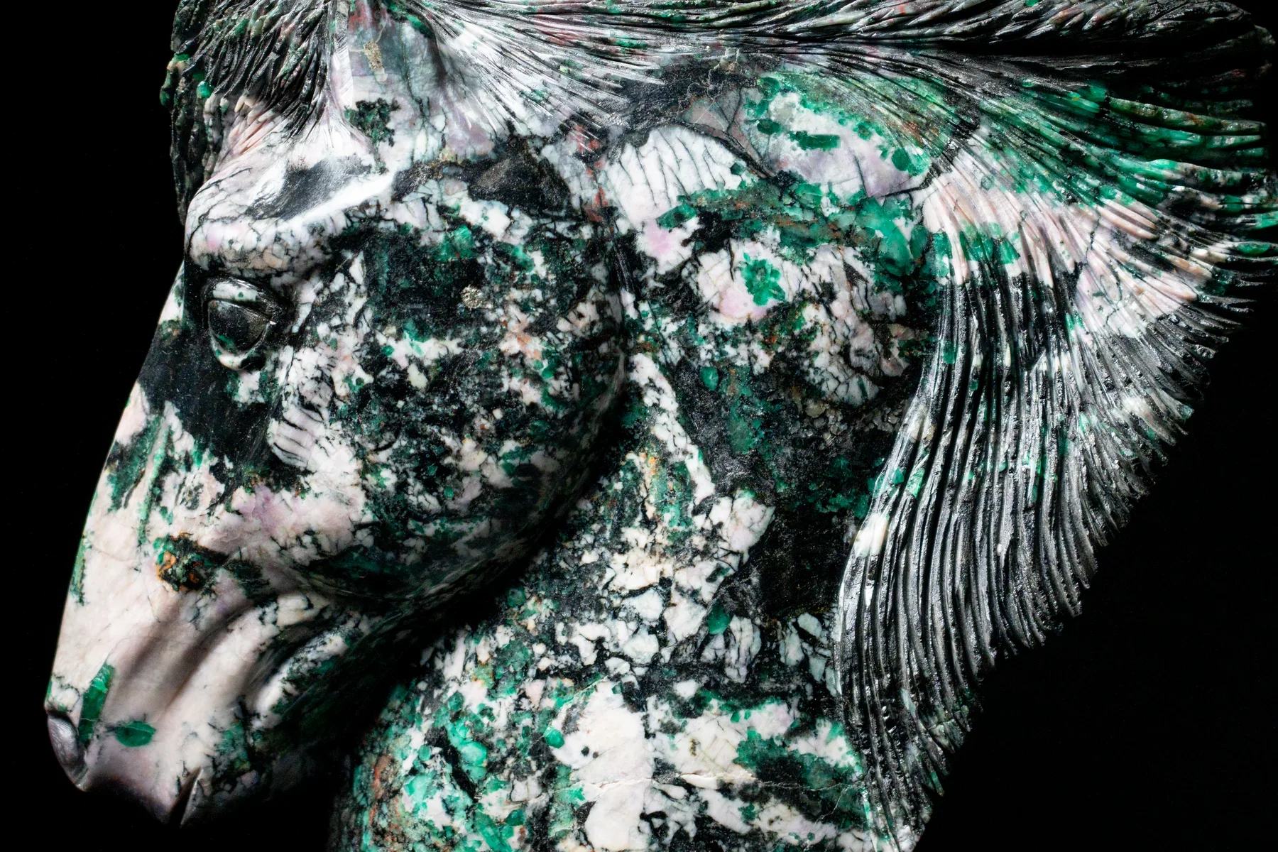 Close view of emerald crystals in the mane